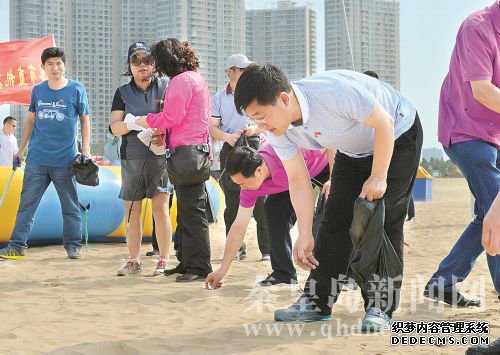 7月1日，市委书记孟祥伟与党员干部一起捡拾海滩垃圾。